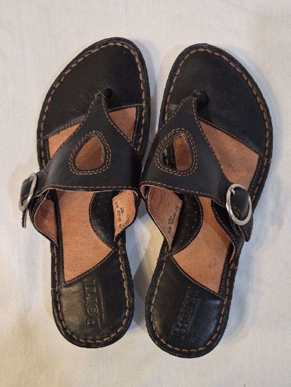 🌟 2 For $ 15 🌟Born Black Leather Thong Sandals with Tan Insole - Picture 2 of 7
